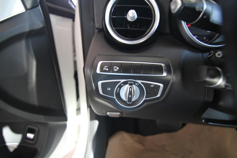 BENZ C300 全景天窗 摸門 環景 認證車 實車實價 歡迎洽詢   第2張相片