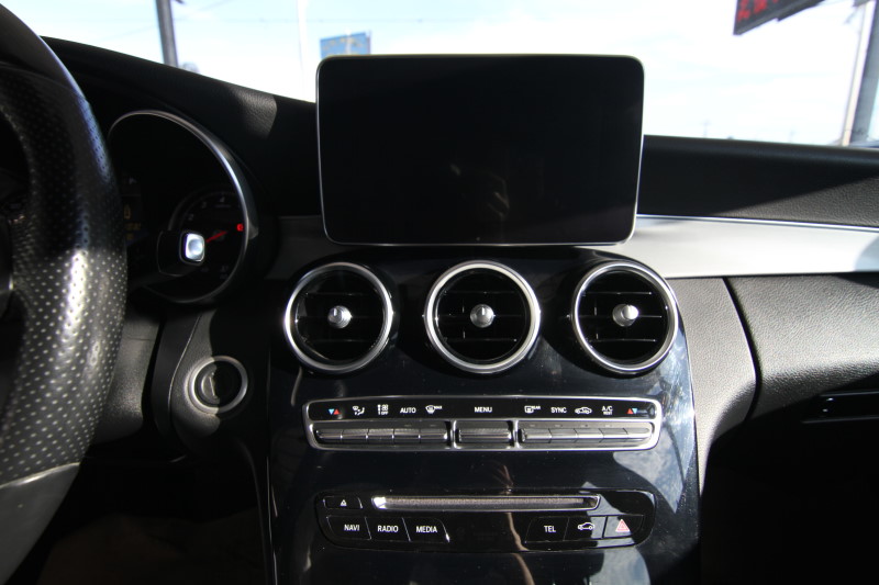 BENZ C300 全景天窗 摸門 環景 認證車 實車實價 歡迎洽詢   第3張相片