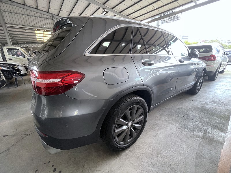 賓士 BENZ GLC300 柏林 盲點 電尾 全景天窗 認證車  第9張相片