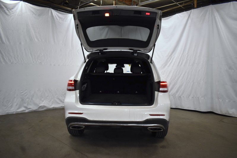 BENZ GLC300 AMG全景天窗 實車實價 歡迎洽詢  第6張相片