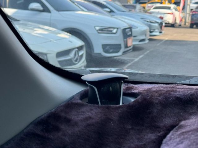 全車原版件 里程跑少 配備超滿 環景 抬顯 盲點 電尾門  第9張相片
