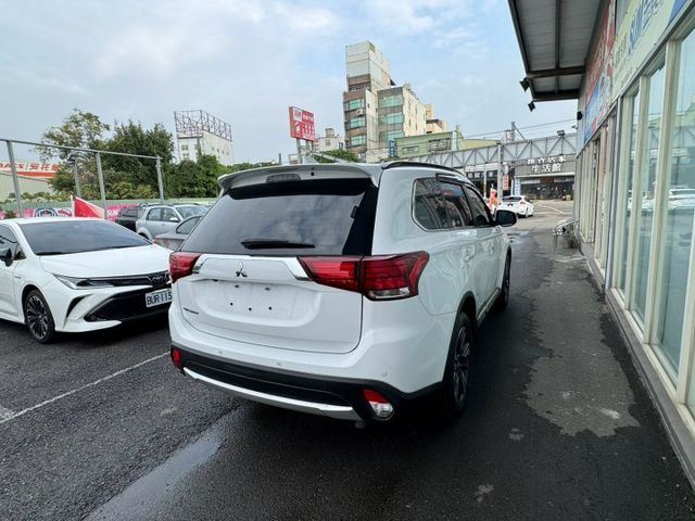 尊貴型 ACC跟車 電尾門 電動椅 導航 盲點偵測 I-KEY  第4張相片