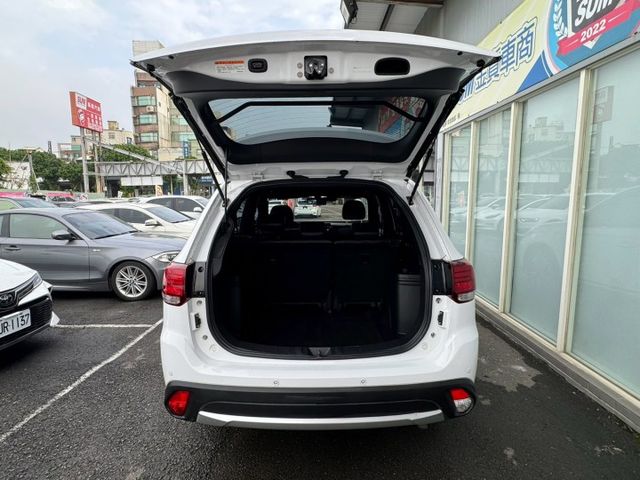 尊貴型 ACC跟車 電尾門 電動椅 導航 盲點偵測 I-KEY  第7張相片