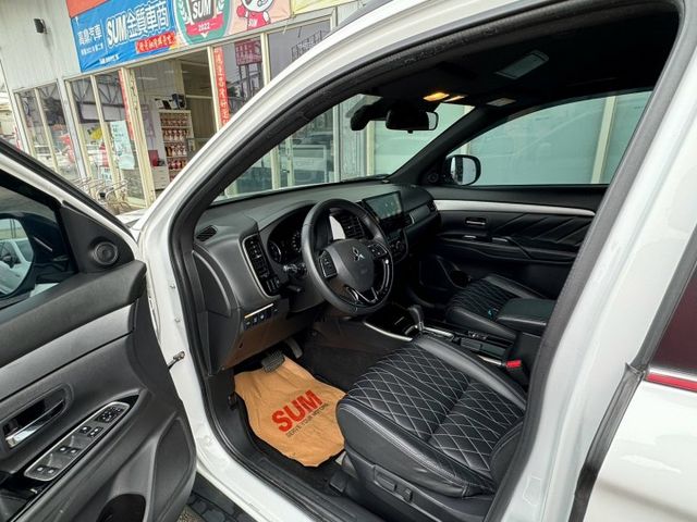 尊貴型 ACC跟車 電尾門 電動椅 導航 盲點偵測 I-KEY  第9張相片