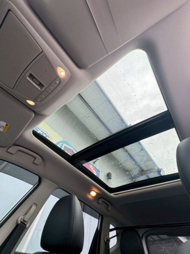 衛導.循跡.盲點.天窗.定速.車道偏移.電尾門.ACC.IKEY.恆溫.環景.電椅  第20張相片