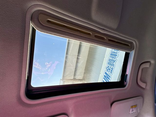 天窗.恆溫.定速.倒車.衛導.電動椅.餐盤  第13張相片