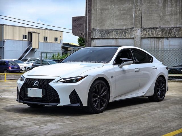 2023年IS00h Fsport/油電/ACC/車偏警示/IKEY/摸門/顯影/雷達/改排氣管/氣氛燈  第1張相片