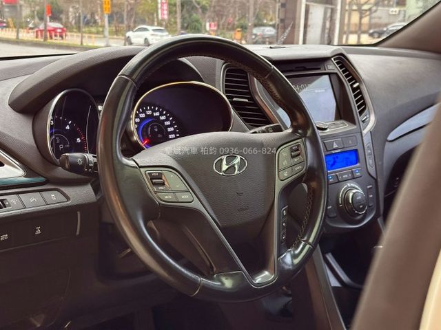 2015年SantaFe 4WD/七人座/免KEY/全景天窗/定速/電尾門  第6張相片