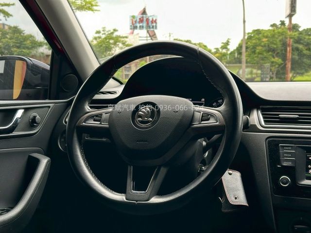 2015年Rapid Sportback/全景天窗/電折/影音  第7張相片