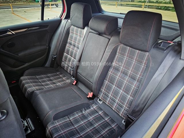 2011年Golf GTI HID燈/天窗/顯影/雷達/改卡鉗  第13張相片