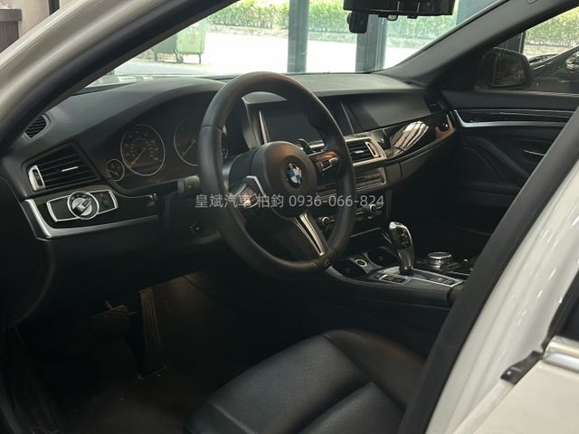 2014年528i 天窗/HID頭燈/M-Sport空力套件/M-Sport方向盤  第4張相片
