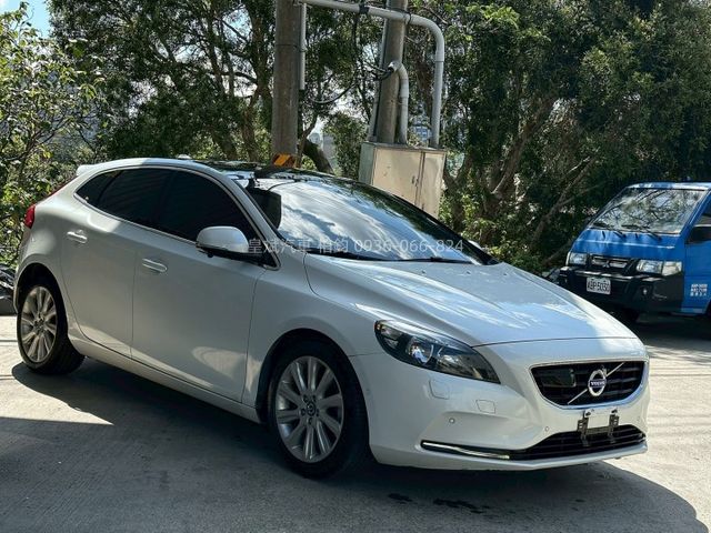 2013年V40 全景天窗/車道偏移/記憶電動椅/Carplay/360環景  第2張相片