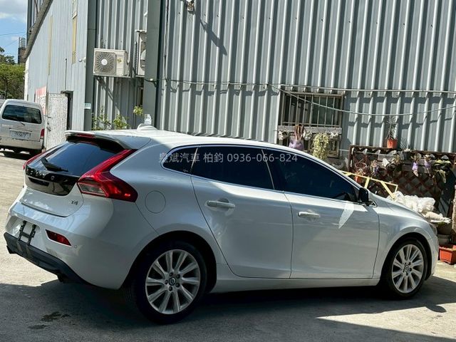 2013年V40 全景天窗/車道偏移/記憶電動椅/Carplay/360環景  第3張相片