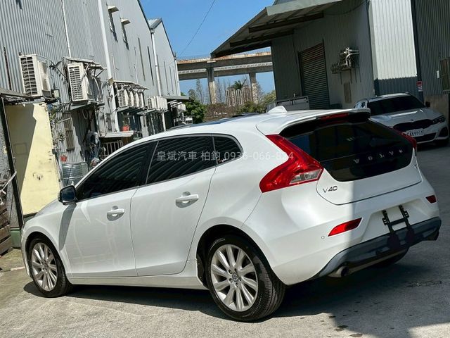 2013年V40 全景天窗/車道偏移/記憶電動椅/Carplay/360環景  第4張相片