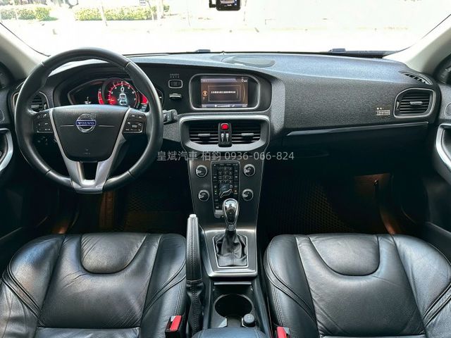 2013年V40 全景天窗/車道偏移/記憶電動椅/Carplay/360環景  第5張相片
