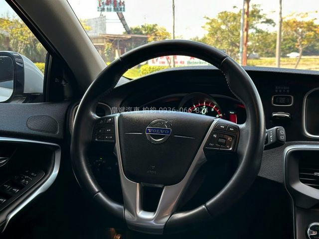 2013年V40 全景天窗/車道偏移/記憶電動椅/Carplay/360環景  第6張相片