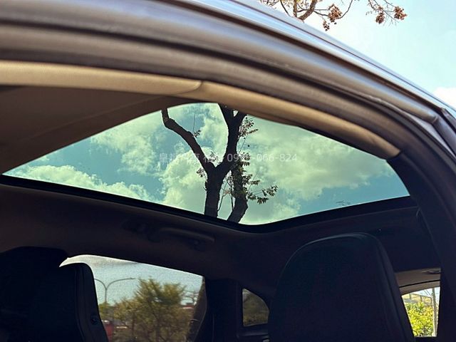 2013年V40 全景天窗/車道偏移/記憶電動椅/Carplay/360環景  第12張相片