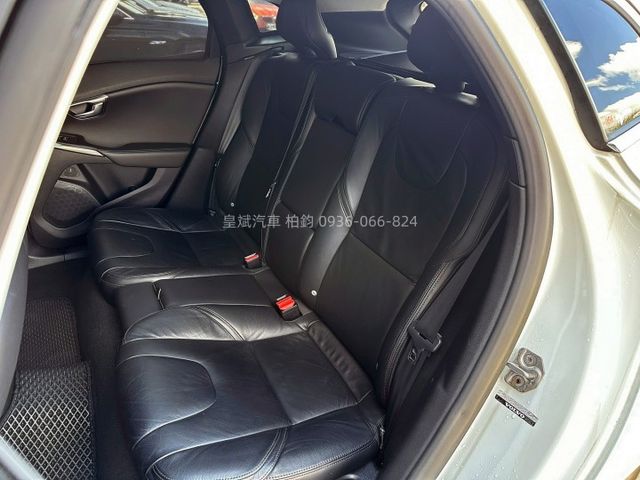 2013年V40 全景天窗/車道偏移/記憶電動椅/Carplay/360環景  第13張相片