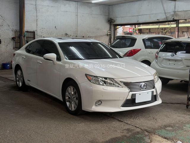 2014年ES300h 油電/天窗/顯影/雷達/HID頭燈/IKEY/摸門/電動椅  第2張相片