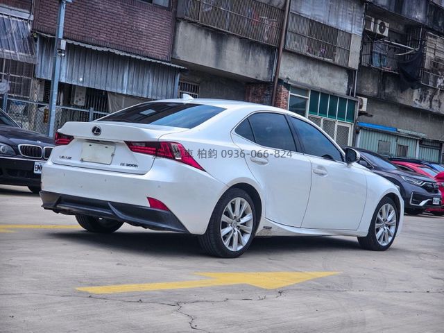 2013年IS300h 油電/豪華/IKEY/摸門/顯影/雷達/恆溫/電動椅/電熱椅/HID燈  第4張相片