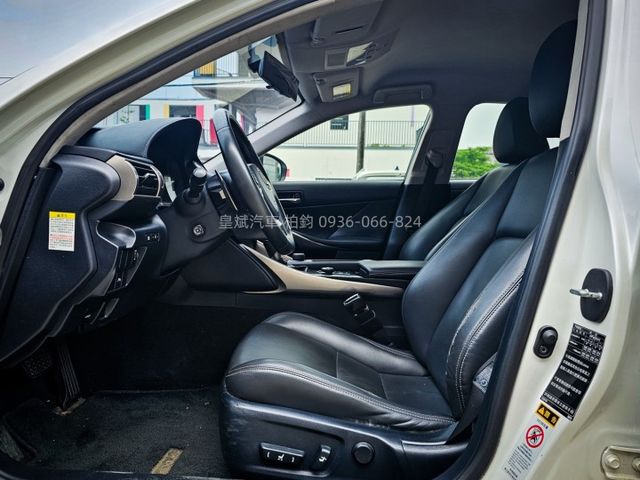 2013年IS300h 油電/豪華/IKEY/摸門/顯影/雷達/恆溫/電動椅/電熱椅/HID燈  第5張相片