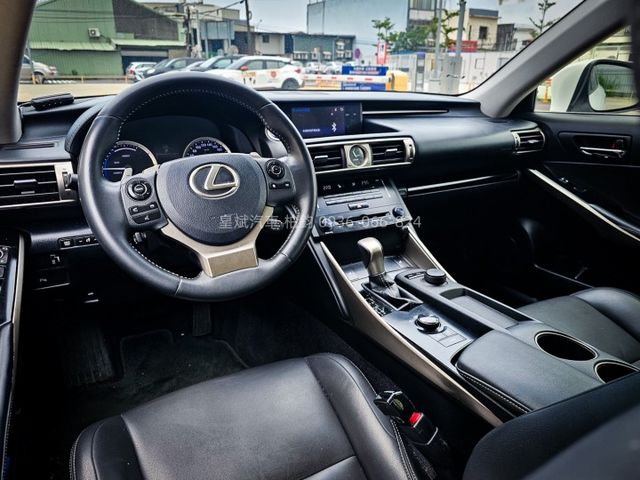 2013年IS300h 油電/豪華/IKEY/摸門/顯影/雷達/恆溫/電動椅/電熱椅/HID燈  第7張相片