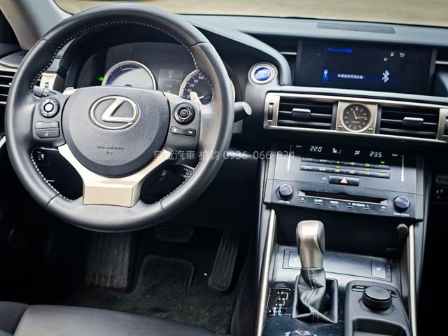 2013年IS300h 油電/豪華/IKEY/摸門/顯影/雷達/恆溫/電動椅/電熱椅/HID燈  第8張相片