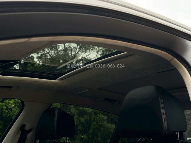 IKEY摸門/電動記憶座椅/冷熱通風椅/四區恆溫/360環景/Alcantara天蓬/全景天窗/HK音響/抬頭顯示/定速  第14張相片