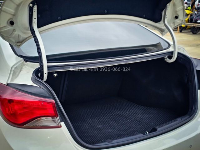 2015年Elantra 恆溫/藍牙/顯影/雷達/改輪圈/尾翼  第14張相片