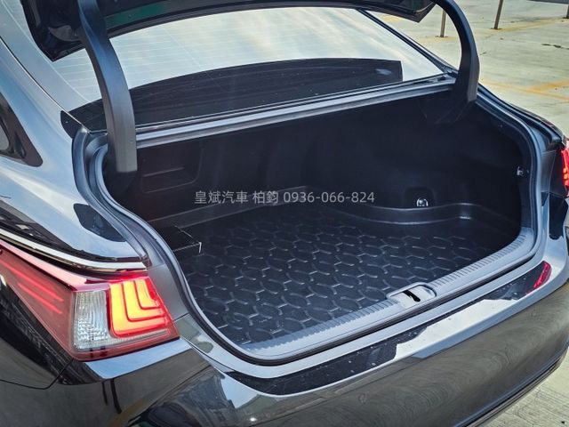 2022年ES250 F-Sport ACC/天窗/環景/抬顯/電動記憶座椅/電尾門/恆溫/LED燈  第18張相片