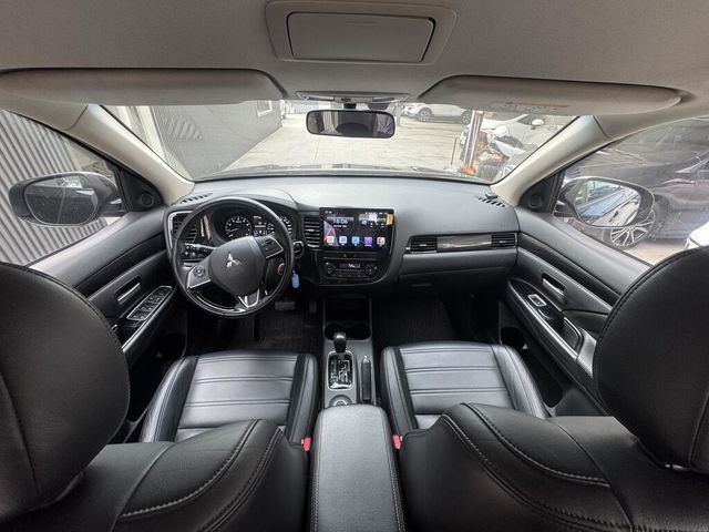 MITSUBISHI三菱 OUTLANDER  第10張相片