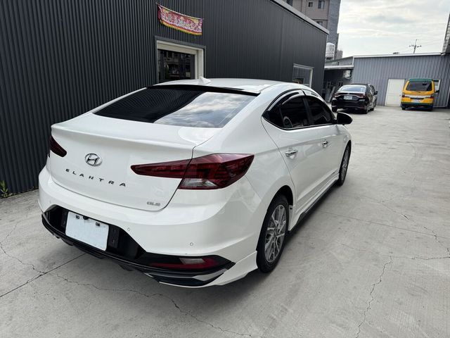 HYUNDAI現代 ELANTRA  第2張相片