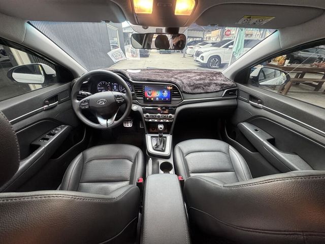 HYUNDAI現代 ELANTRA  第9張相片