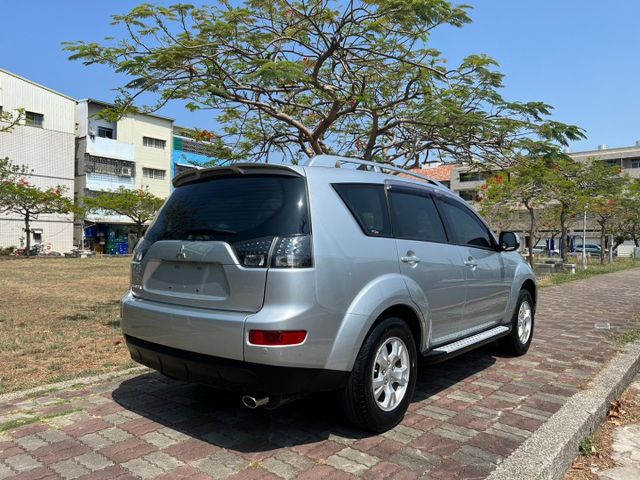 優質休旅車~車況極佳 里程保證 認證車 可全貸 (整備中需事先預約)  第18張相片