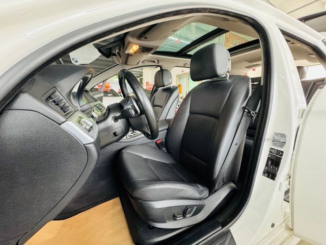 配備~全景天窗/倒車顯影/雙電動座椅/單記憶椅/I-KEY/換檔撥片/防滑/電尾門/怠速/HUD (北安店)  第4張相片