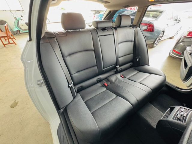 配備~全景天窗/倒車顯影/雙電動座椅/單記憶椅/I-KEY/換檔撥片/防滑/電尾門/怠速/HUD (北安店)  第7張相片