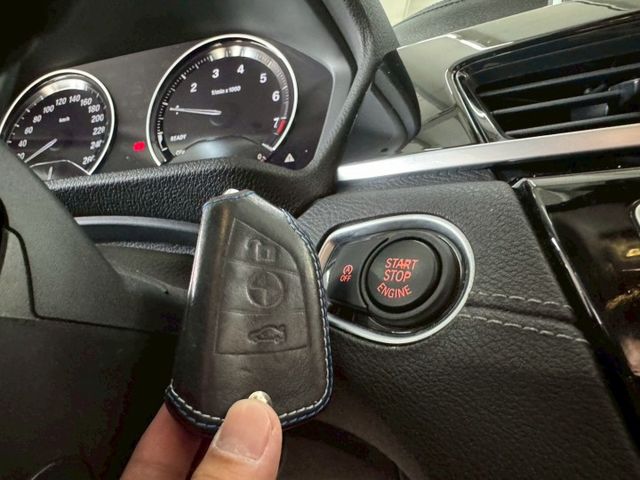 SDrive 18i 配備~I-KEY/摸門/定速/盲點/換檔撥片/電動後視鏡/車道偏離/電動尾門/倒車顯影(北安店)  第13張相片