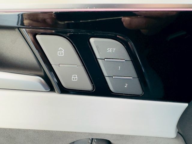 S-LINE 配備~I-KEY/摸門/盲點/ACC/雙電動座椅/換檔撥片/車道偏離/三區恆溫/CARPLAY (北安店)  第16張相片