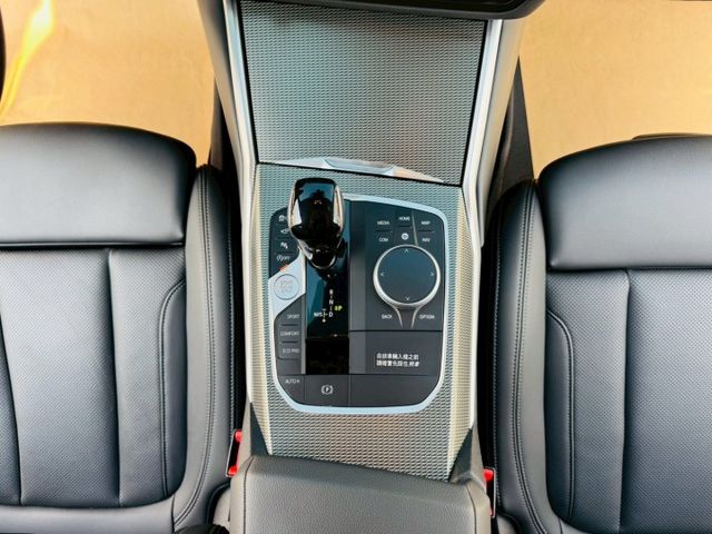 M版 配備~I-KEY/摸門/360環景/雙電動座椅/單記憶椅/車道偏離/盲點/電動尾門/怠速/換檔撥片(北安店)  第11張相片