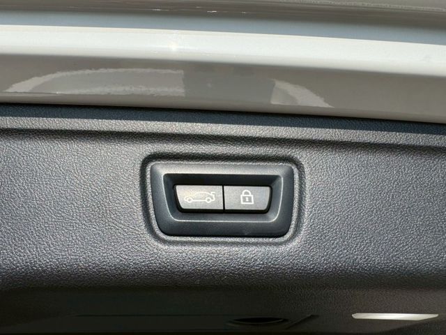 M版 配備~I-KEY/摸門/360環景/雙電動座椅/單記憶椅/車道偏離/盲點/電動尾門/怠速/換檔撥片(北安店)  第16張相片