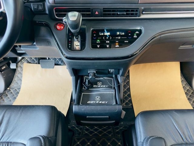 登峰版 原廠保固中 配備~I-KEY/單電動座椅/天窗/電尾門/ACC/CARPLAY/車道偏離/雙電動滑門(北安店)  第12張相片