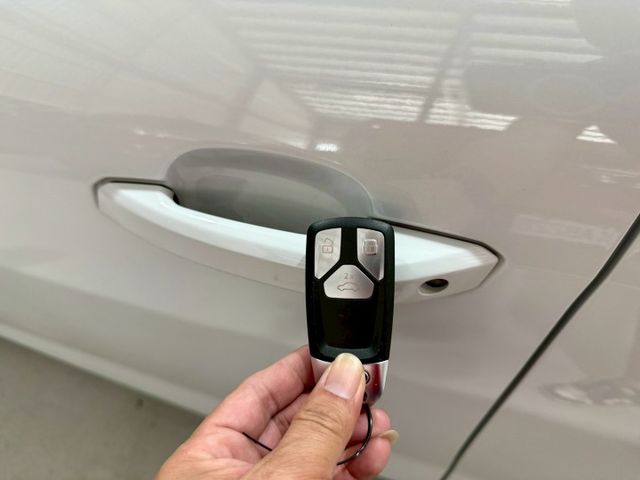 40 TFSi 配備~I-KEY/摸門/盲點/ACC/雙電動座椅/CARPLAY/單記憶椅/車道偏離/倒車顯影(海佃店)  第13張相片