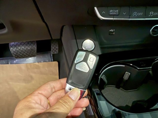 40 TFSi 配備~I-KEY/摸門/盲點/ACC/雙電動座椅/CARPLAY/單記憶椅/車道偏離/倒車顯影(海佃店)  第14張相片
