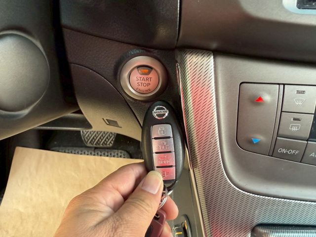 AERO版 配備~I-KEY/摸門/抬頭顯示器/胎壓/恆溫/定速/倒車顯影/衛星導航 全車原鈑件(海佃店)  第14張相片
