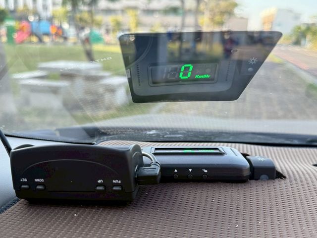 AERO版 配備~I-KEY/摸門/抬頭顯示器/胎壓/恆溫/定速/倒車顯影/衛星導航 全車原鈑件(海佃店)  第15張相片