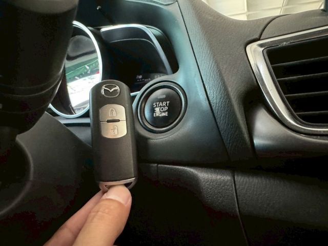 旗艦版 配備~I-KEY/摸門/單電動座椅/換檔撥片/BOSE音響/怠速/車道偏離/盲點/抬頭顯示器(北安店)  第13張相片