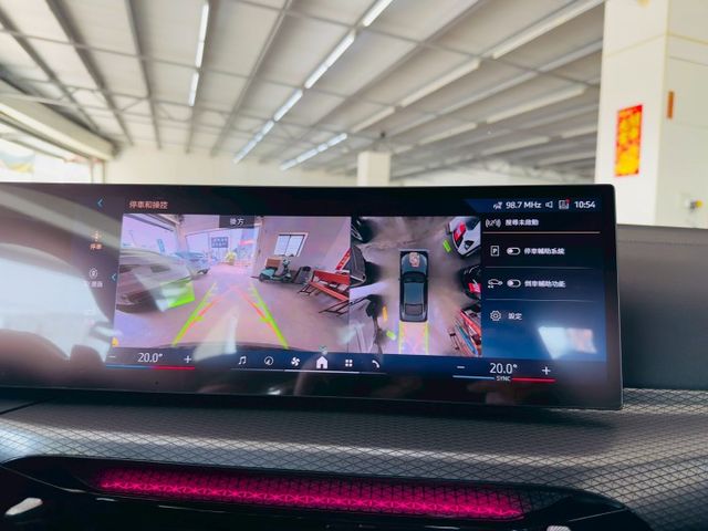 M版 配備~I-KEY/摸門/盲點/車道偏離/雙電動座椅/電動尾門/CARPLAY/360環景/曲線螢幕(北安店)  第10張相片