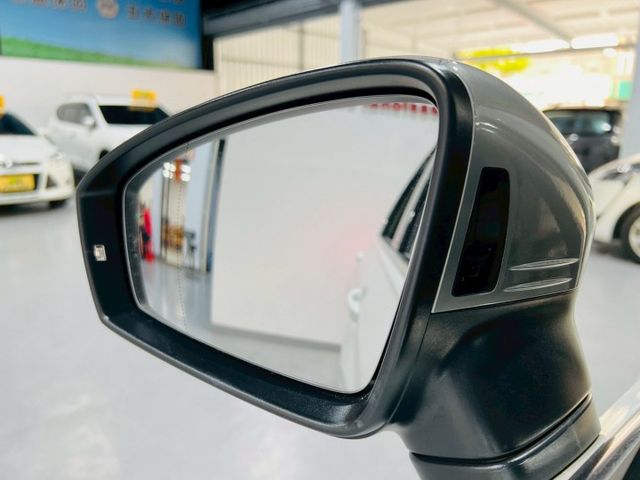 330 TSI 配備~I-KEY/摸門/雙電動記憶座椅/加熱座椅/電動尾門/360環景/車道偏離 (整備中需事先預約)  第12張相片
