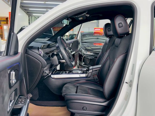 配備~I-KEY/摸門/盲點/CARPLAY/雙電動記憶座椅/電動尾門/換檔撥片/LED頭燈/AMG 原鈑件 (北安店)  第4張相片