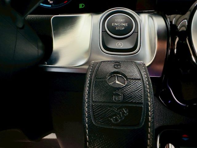 配備~I-KEY/摸門/盲點/CARPLAY/雙電動記憶座椅/電動尾門/換檔撥片/LED頭燈/AMG 原鈑件 (北安店)  第12張相片